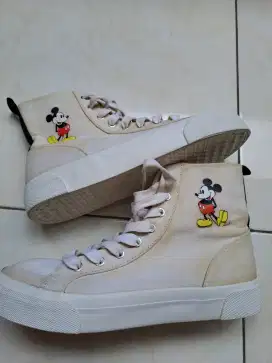 Sepatu putih mickey mouse