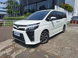 Toyota Voxy 2.0 Bensin-AT 2018 Putih /