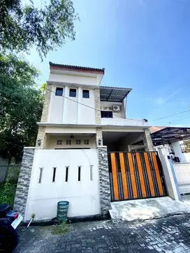 Rumah cantik 2 lantai di perumahan cluster solo baru