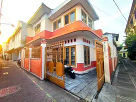 rumah klasik 2 lantai  di kauman pusat batik Solo