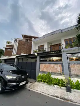 RUMAH MEWAH 2 LANTAI 6 KAMAR TIDUR DI SUMBER BANJARSARI SOLO SURAKARTA