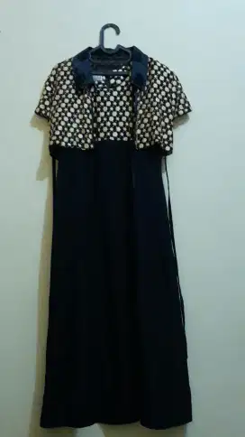 Gaun hitam dan cardigan