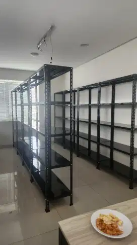 Rak besi penyimpanan barang