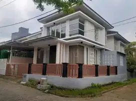 rumah cantik di pojokan hook perumahan dieng bonus furniture