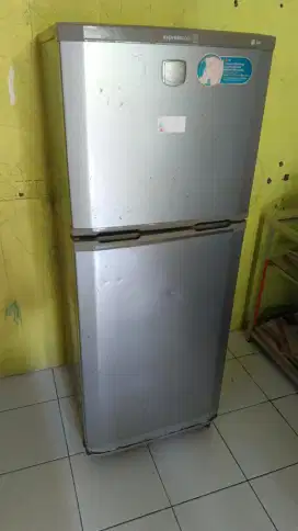 Jual kulkas LG 2 pintu bekas kondisi apa adanya