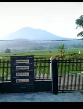 rumah adem sejuk  depan sawah dan gunung ceremai