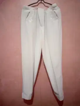Celana putih wanita