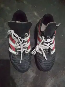 Sepatu Bola Sepakbola Kulit Awet Hitam Merah Putih