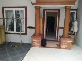 Di Jonggol rumah 2 lantai, teralis, lantai keramik, pagar siap huni