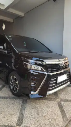 TOYOTA Voxy 2.0 AT