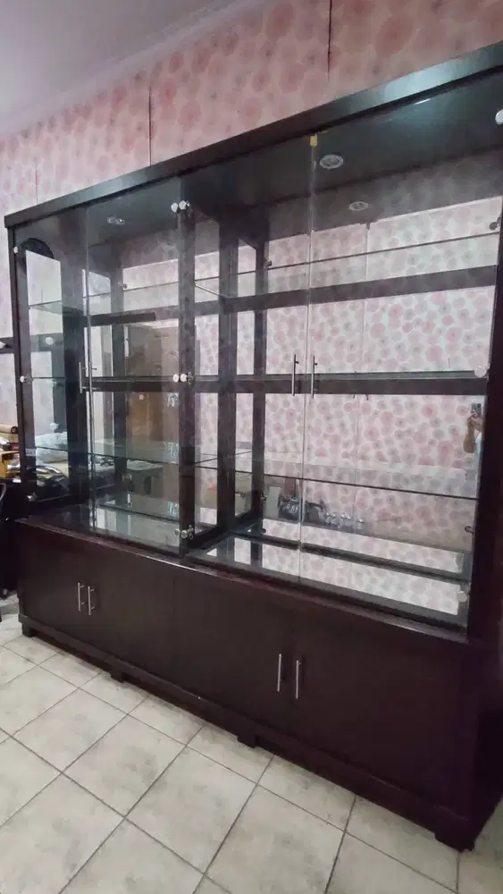Lemari Pajangan Kristal 4 pintu