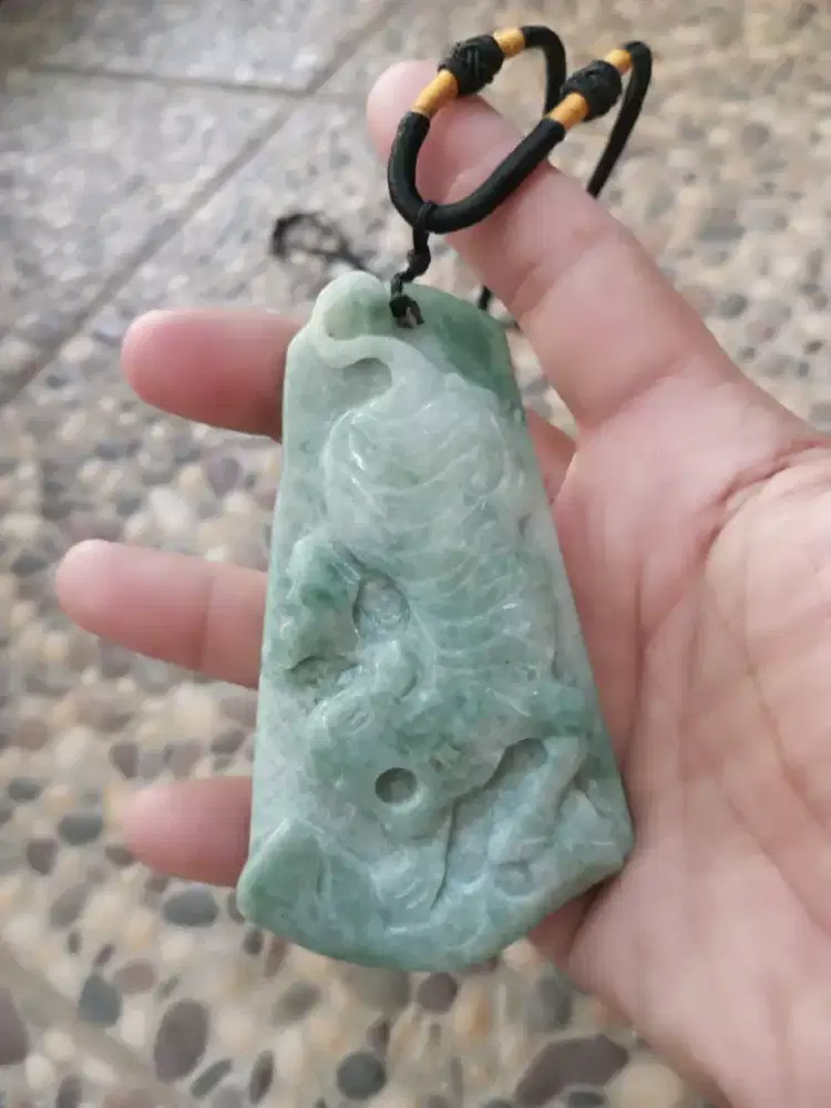 liontin Giok Burma Ukir Harimau Lawas Bos