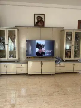 Lemari Kaca dan Kabinet TV 55 inch