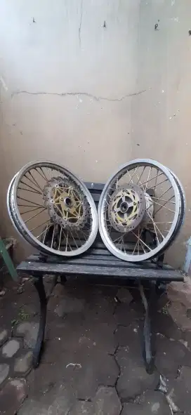 Sepasang velg jari almunium ring 17  bekas ninja 2 tak