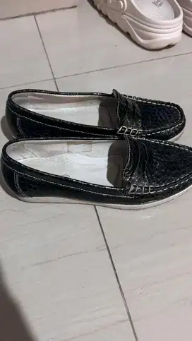 Sepatu hitam kulit