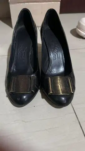 Sepatu heels hitam ferragamo