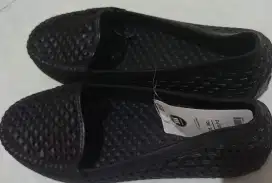 Sepatu hitam baru