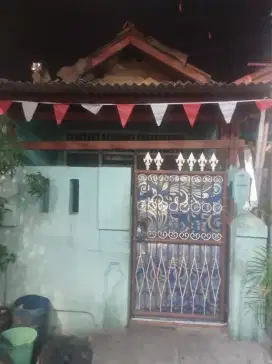 di sewakan rumah 3 petak atau satu rumah dekat dengan jalan raya