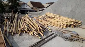 Bambu bekas proyek pembangunan rumah