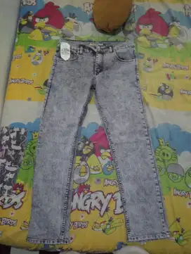 Dijual celana jeans pria,slim size 33,masih baru ya,baru