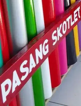 Pasang stiker motor mobil panggilan