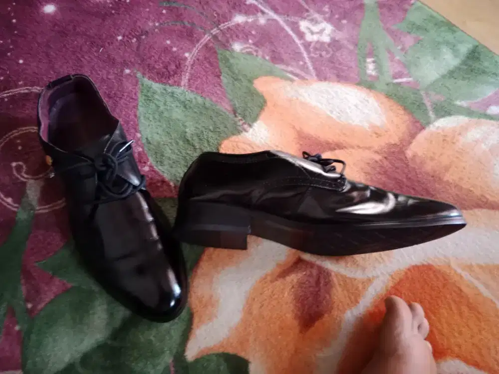 Sepatu fantofel hitam glossy