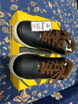 Sepatu Sneakers Casual