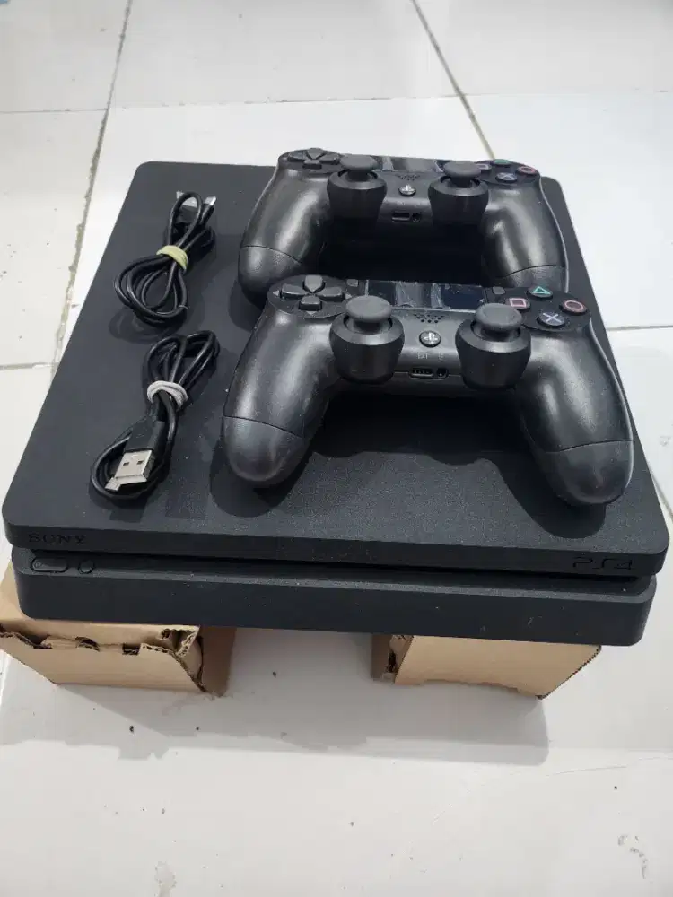PS4 SLIM 1TB BONUS 4 CD GAME ORI