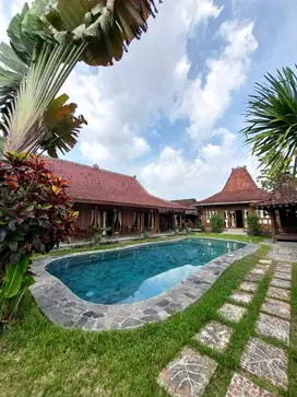 Villa Joglo Etnik dengan Kolam Renang di Tajem