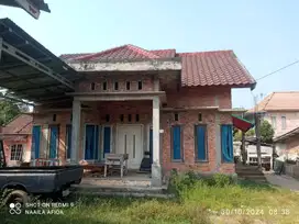 Dijual Rumah dengan Tanah Super Luas, Lokasi Pinggir jalan Utama