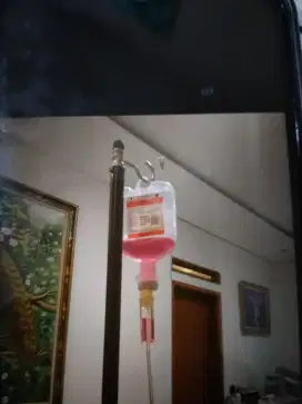 Perawat homecare pasang kateter urine dan selang makan NGT