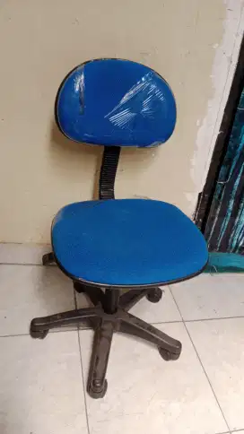 Kursi kantor biru