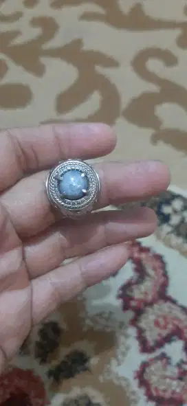 Batu star safir abu kebiruan