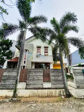 JUAL CEPAT! RUMAH BESAR LUAS DUA LANTAI DI BINTARO SEKTOR 5 TANGSEL