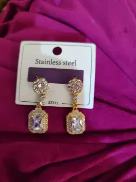 Anting pesta elegan