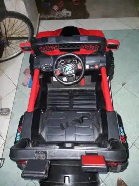 Mobilan anak,jeep 4x4 mokids yang gede,bsa di cek harga aslinya.