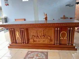 Ornamen religius terbuat dari kayu ukir