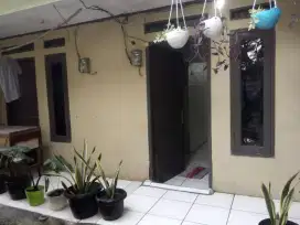 Disewakan bulanan Rumah kontrakan 2 in 1 di cikupa tangerang.