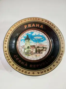 Dijual pajangan piring Praha murah