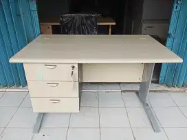 Meja kantor merk UNO