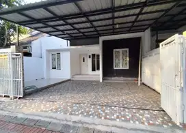 Disewakan Rumah Nyaman dengan Teras Yang Luas di Bukit Palma, Surabaya