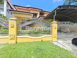 RUMAH CANTIK DUA LANTAI DI PERUMAHAN WIKA