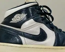 Sepatu jordan 1 mid obsidian
