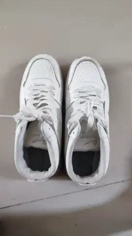 Sepatu sneaker pria putih white