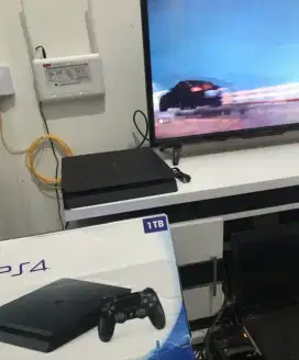 PLAYSTATION 4 SLIM 1TB + Game