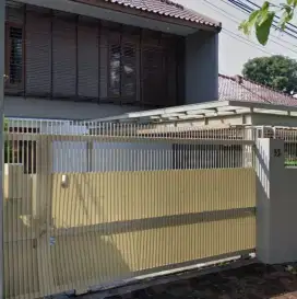 Disewakan Bulanan Rumah 4 Kamar Semi Furnish Di Menteng