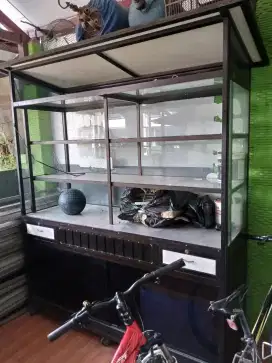 ETalase bekas seperti baru ada 2 yunit