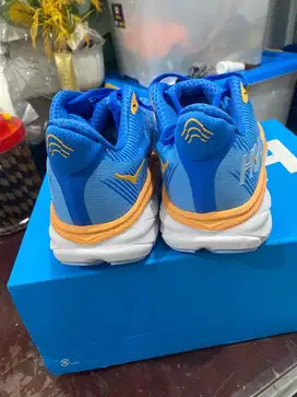 HOKA CLIPTON 9 size 40