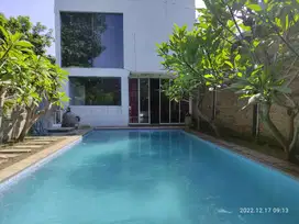 Rumah berhalaman luas ada kolam renang