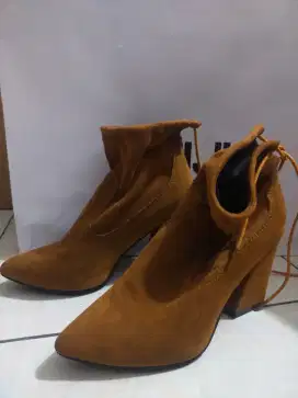 Sepatu boots wanita